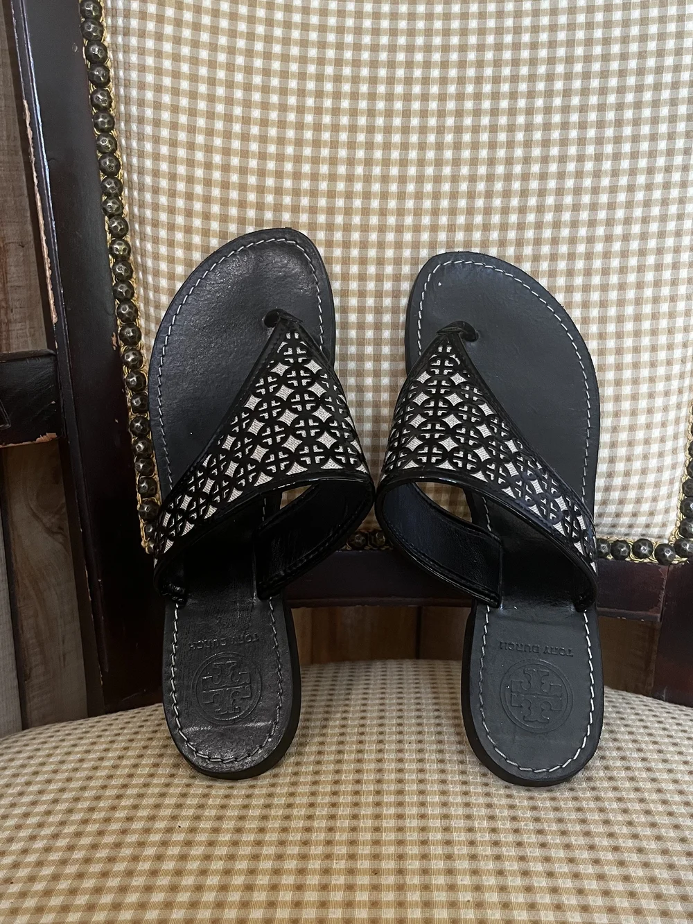 💋 Tory Burch Amara Laser-Cut Leather Thong Sandal